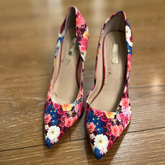 GUESS Flower Heels - Picture 1 of 3